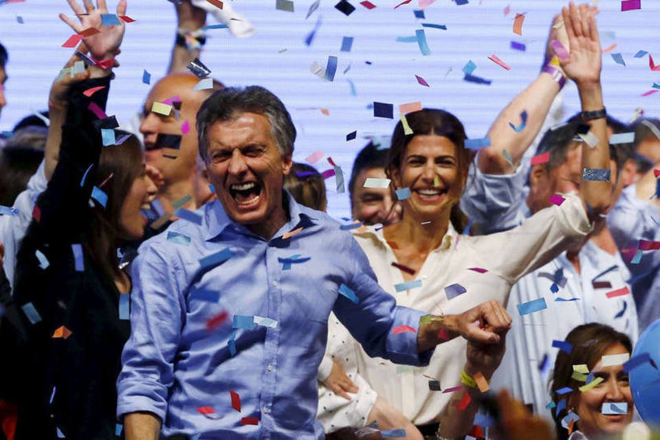 Argentinos comemoram nas ruas posse de Mauricio Macri