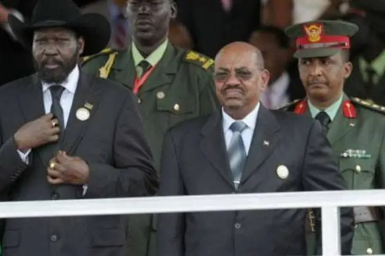 Salva Kiir Mayardit (à esquerda), presidente do Sudão do Sul, ao lado de Omar al Bashir, presidente do Sudão, durante cerimônia de independência (Roberto Schmidt/AFP)