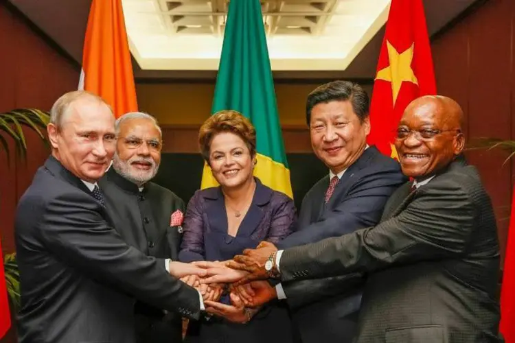 
	L&iacute;deres dos BRICS celebrando a cria&ccedil;&atilde;o de banco conjunto no ano passado
 (Marcelo Camargo/Agência Brasil)