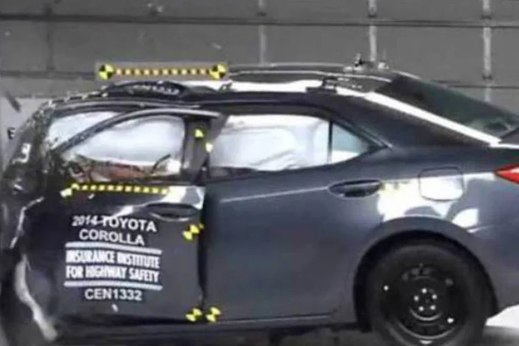 Novo Corolla em crash-test: sedã foi qualificado com a nota “marginal” no impacto diagonal a 64 km/h contra poste, árvore ou até outro veículo vindo na direção contrária (Reprodução/YouTube)