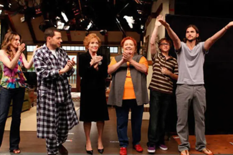 Partindo da esquerda, os atores Marin Hinkle (Judith), Jon Cryer (Alan), Holland Taylor (Evelyn), Conchata Ferrell (Berta), Angus T. Jones (Jake) e Ashton Kutcher (Walden) (Divulgação)