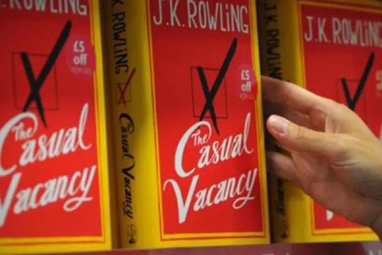 Exemplares do novo romance da escritora J. K. Rowling: enquanto alguns elogiaram sua mensagem social no estilo Charles Dickens, outras acharam insosso  (©AFP / Carl Court)