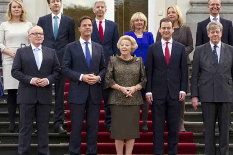 
	Ministros posam com a ex-rainha Beatrix ao centro: rainha Beatrix chegou ao trono em 30 de abril de 1980 ap&oacute;s a abdica&ccedil;&atilde;o de sua m&atilde;e, a rainha Juliana
 (REUTERS)
