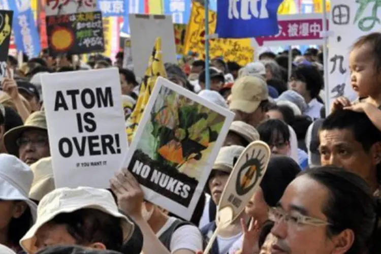 Manifestação contra energia nuclear no Japão: após o início da crise, a mais grave em 25 anos, 51 dos 54 reatores do país permanecem paralisados por medida de segurança  (Yoshikazu Tsuno/AFP)
