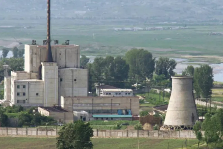 Planta nuclear norte-coreana é vista antes de uma torre de resfriamento ser demolida em Yongbyon, em foto de 27 de junho de 2008  (REUTERS / Kyodo)