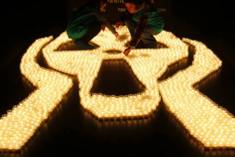 Ativistas do Greenpeace acendem velas no aniversário de segundo ano do desastre que matou milhares de pessoas e desencadeou uma crise nuclear em Fukushima (REUTERS / Bogdan Cristel)