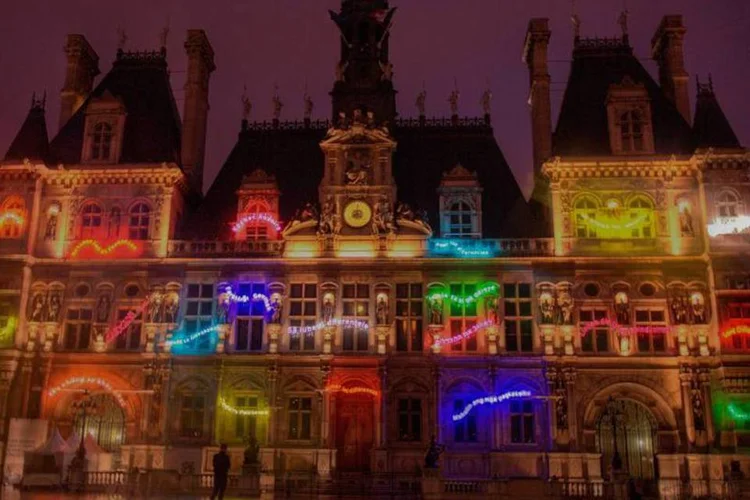 Instalação no Hôtel de Ville de Paris na Nuit Blanche 2010 (Piero dHouin / Wikimedia Commons)