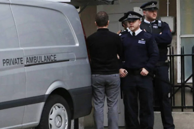 Ambulância privada é carregada com um corpo no bloco de apartamentos em que a enfermeira Jacintha Saldanha morava (REUTERS/Olivia Harris)
