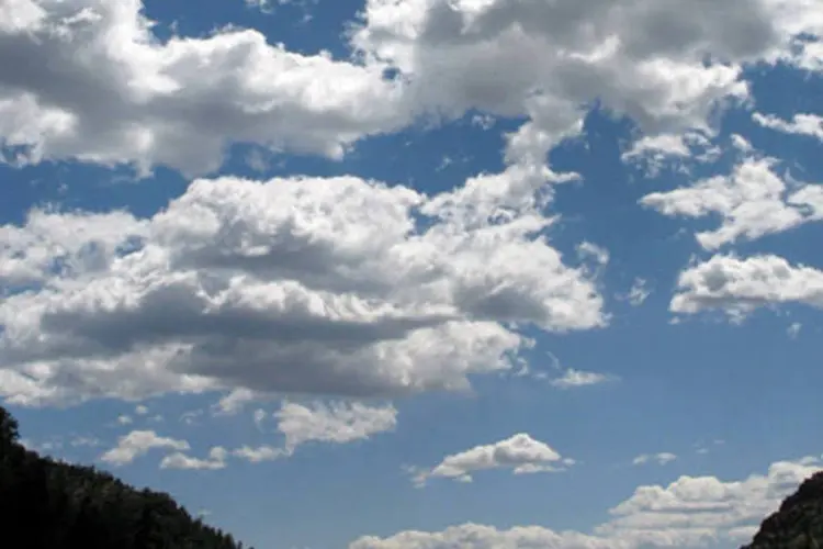 Pesquisa publicada na revista Science reforça as consequências negativas da influencia dos gases efeitoe stufa sobre a formação de nuvens. (Kevin Dooley/Creative Commons)