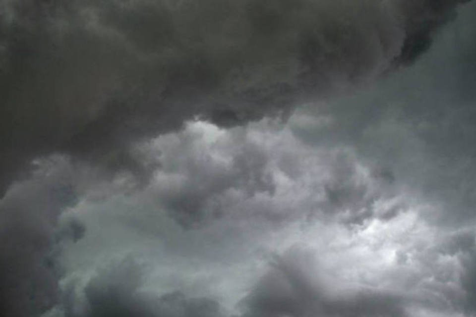 Chuva forte alaga avenidas em SP no início da tarde