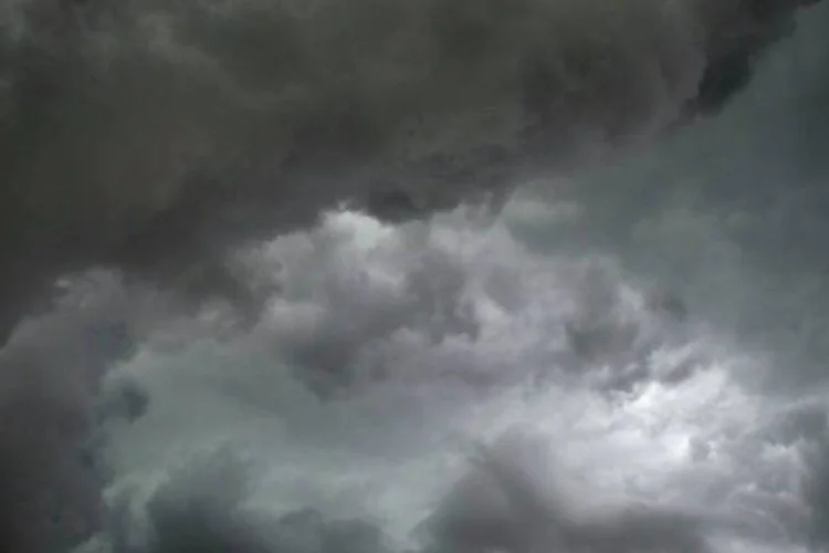 
	Nuvens de chuva prenunciam tempestade: previs&atilde;o &eacute; que ocorram pancadas isoladas, de intensidade moderada, na capital
 (AFP / Don Emmert)