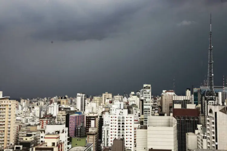
	Nuvens: chuva que atingiu a capital paulista ontem (1) causou o transbordamento de quatro c&oacute;rregos
 (Oswaldo Corneti/Fotos Públicas)