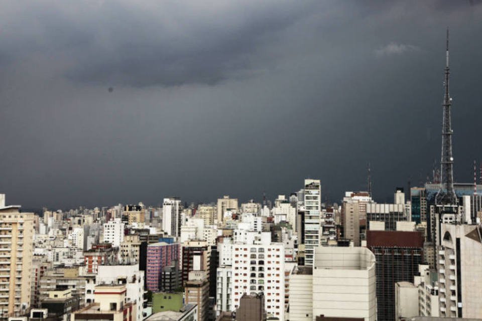 Chuva deixa regiões de SP alertas e provoca alagamentos