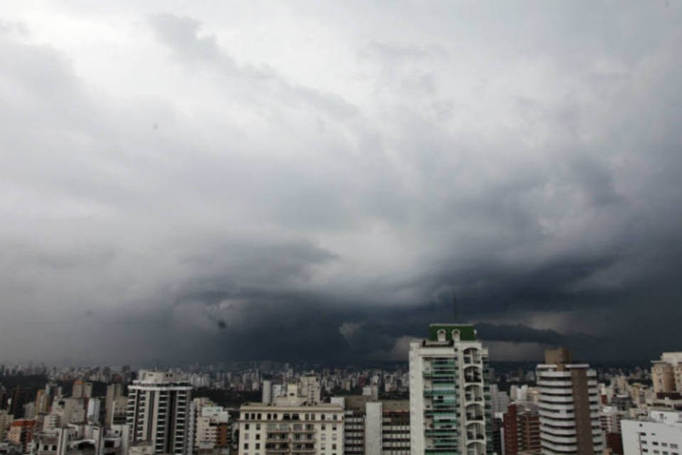 Em SP, chuva fecha aeroporto e faz córrego transbordar