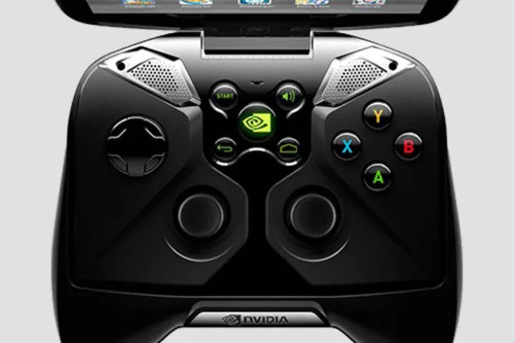 Aparelho é um cruzamento entre um controlador familiar à maior parte dos usuários de videogames com uma tela pequena de tablet (Divulgação)