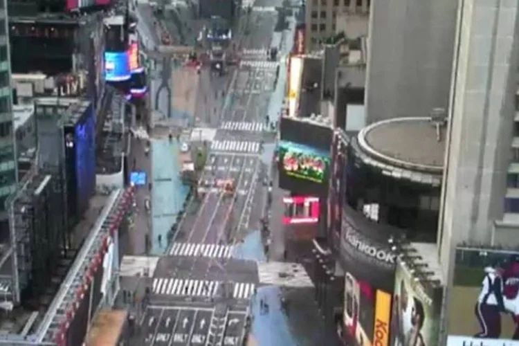 Ruas desertas durante a manhã desta terça-feira (30) na cidade de Nova York (Reprodução)