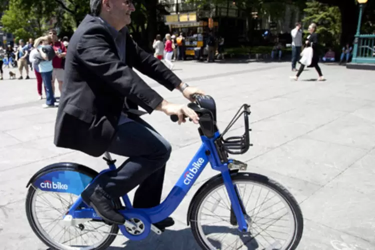 Bicicletas para uso livre em Nova York: a instalação das bicicletas, que vão transformar os hábitos de circulação e a paisagem urbana, não foi bem aceita por todos. (REUTERS/Carlo Allegri)