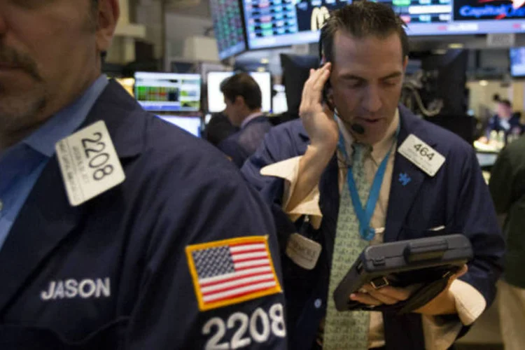 
	Bolsa de Nova York: &agrave;s 12h22, o &iacute;ndice Dow Jones avan&ccedil;ava 0,58 por cento, para 16.356 pontos. O &iacute;ndice Standard &amp; Poor&#39;s 500 tinha valoriza&ccedil;&atilde;o de 0,5 por cento, para 1.852 pontos
 (Scott Eells/Bloomberg)