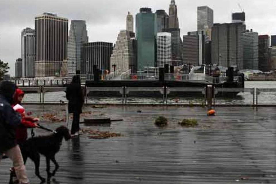 
	Pessoas caminham por NY ap&oacute;s passagem de Sandy

