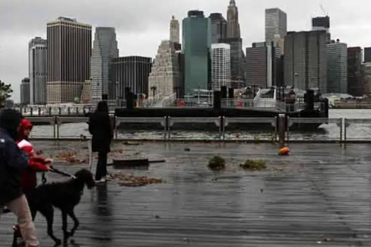 
	Pessoas caminham por NY ap&oacute;s passagem de Sandy:&nbsp;a temporada de festas de fim de ano aproxima-se rapidamente e &eacute; pouco prov&aacute;vel que turistas deixem de comprar
