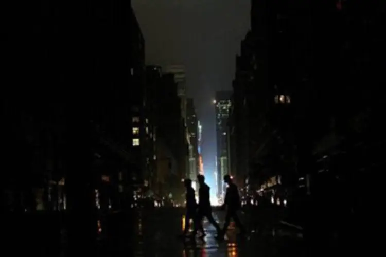 Ruas ficam às escuras em NY: em Manhattan, a parte mais atingida era ao sul da rua 40, a partir da qual dezenas de milhares de lares não tinham eletricidade (©AFP/Getty Images / Allison Joyce)