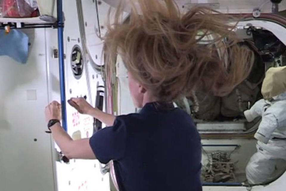 Astronauta usa fio de cabelo para se movimentar no espaço
