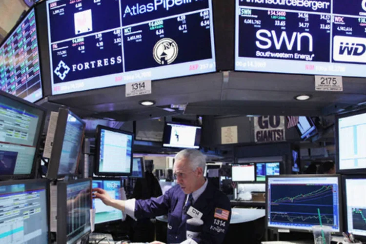 
	Operador da NYSE: entre as a&ccedil;&otilde;es de empresas que divulgaram resultados, os destaques s&atilde;o Sprint, CVS Caremark e ConAgra Foods
 (Mario Tama/ Getty Images)