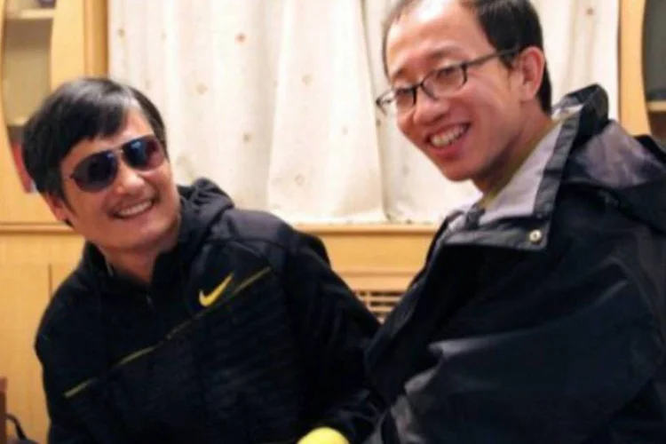 O advogado cego Chen Guangcheng e o dissidente Hu Jia: a fuga de Chen há mais de uma semana gerou uma delicada crise diplomática entre a China e os EUA (AFP)