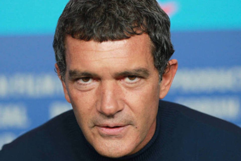 Antonio Banderas sugere que Trump construa muro sozinho