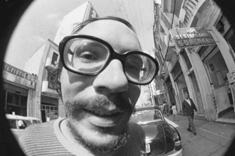 O cineasta Carlos Reichenbach não escapou das lentes do colega Ozualdo na Rua do Triumpho (Divulgação/MIS)