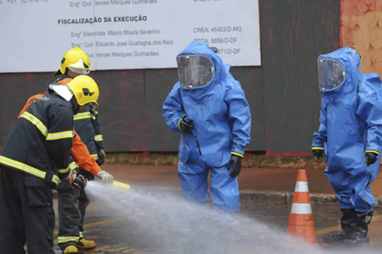 O Corpo de Bombeiros do Distrito Federal evacuam todo o Anexo 3 da Câmara dos Deputados, devido ao vazamento de um gás tóxico ainda não identificado (Wilson Dias/ABr)