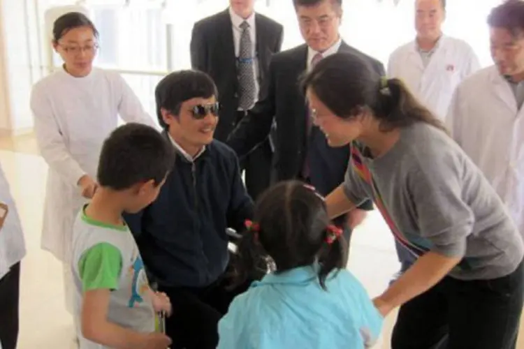 O dissidente Chen Guangcheng: "não tenho certeza se a promessa será cumprida" (US Embassy Beijing Press Office/AFP)