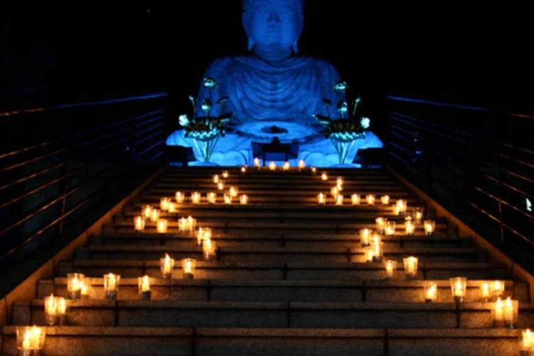 O Grande Buda de Hyogo, no Japão, é um dos 2 mil monumentos que recebem iluminação azul no Dia da Conscientização do Autismo (Buddhika Weerasinghe/Getty Images for Autism Speaks)