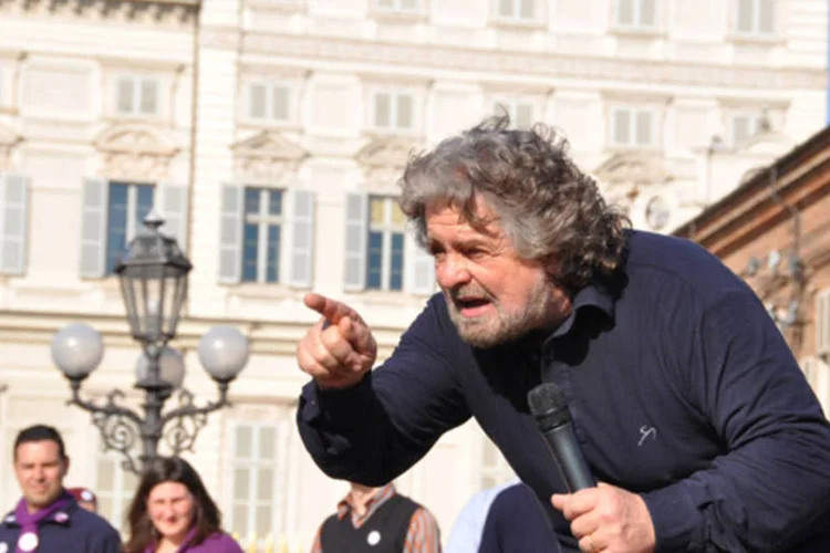 
	Beppe Grillo:&nbsp;Grillo, que rejeita at&eacute; o momento todo acordo pol&iacute;tico, dever&aacute; &quot;assumir suas responsabilidades&quot; caso se negue a aprovar o programa, alertou Bersani.
 (Giorgio Brida/ Wikimedia Commons)