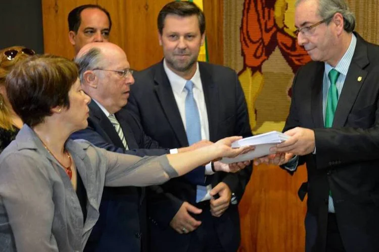 
	O jurista Miguel Reale Jr. e a filha do procurador aposentado, H&eacute;lio Bicudo, Maria Lucia Bicudo entregam ao presidente da C&acirc;mara, Eduardo Cunha pedido de impeachment de Dilma Rousseff
 (Wilson Dias/Agência Brasil)