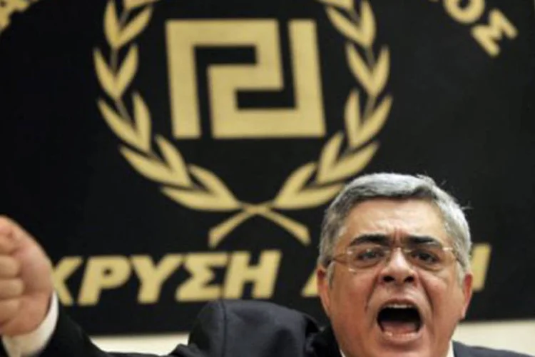 
	O l&iacute;der do partido Amanhecer Dourado, Nikolaos Mihaloliakos, fala durante coletiva de imprensa: os que mais sofrem com os ataques neonazistas s&atilde;o os imigrantes
 (©AFP / Louisa Gouliamaki)