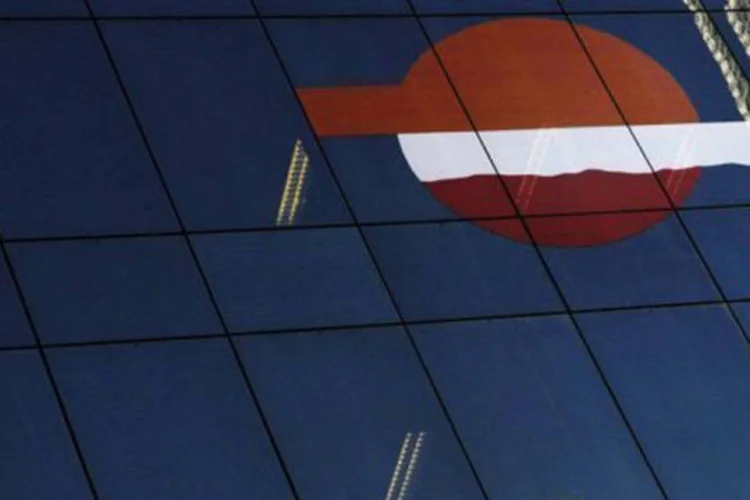 Segundo a Fitch, a redução resulta do anúncio feito pela direção da YPF de transformar em ações seus dividendos de 2011
 (©AFP/Arquivo / Philippe Desmazes)