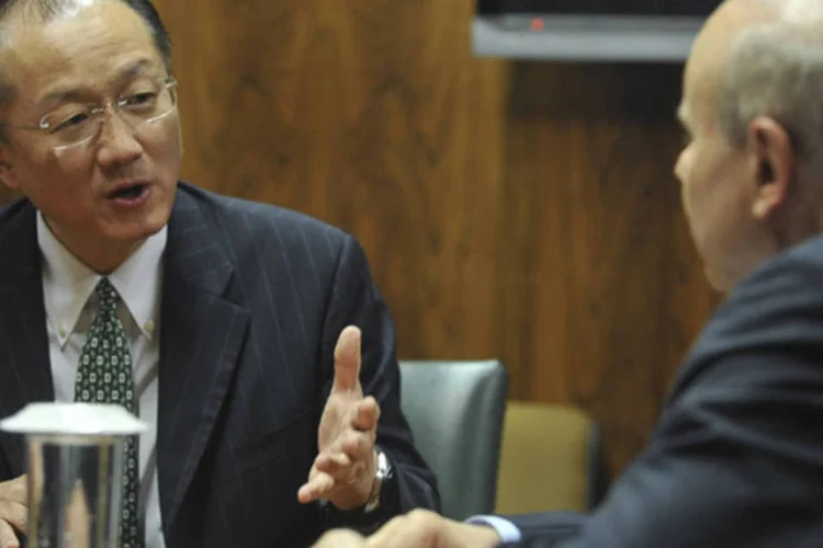 Mantega recebe o candidato dos EUA à presidência do Bird, Jim Yong Kim: o ministro elogiou o currículo de Kim e disse que ele tem uma “boa experiência” (Marcello Casal Jr/ABr)