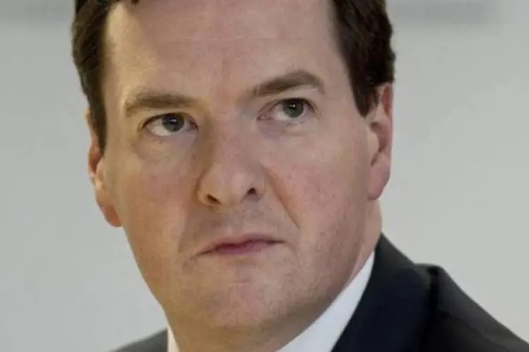 Ministro das Finanças britânico, George Osborne, comparece a uma agência do Barclays Bank, em Londres (Reuters)