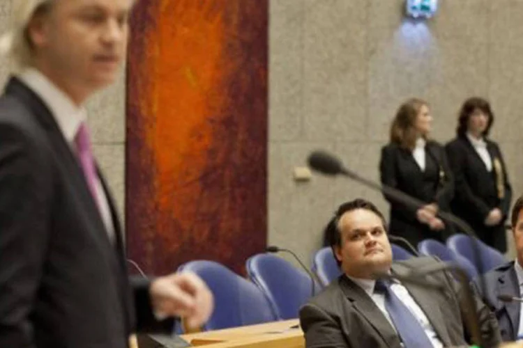 O ministro das Finanças Jan Kees de Jager (C) e o primeiro-ministro Mark Rutte (D) em debate em Haia sobre o ajuste (©AFP / Phil Nijhuis)