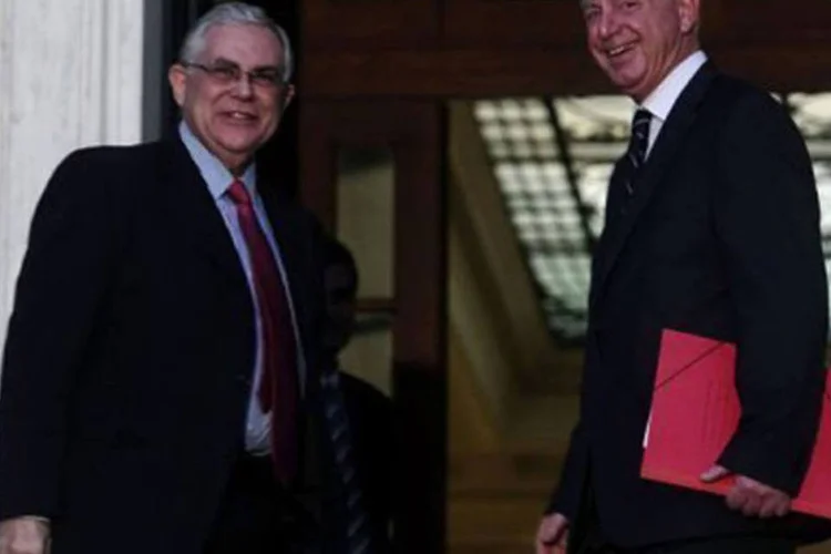 O novo primeiro-ministro Panayotis Pikramenos (D) e o antecessor Lucas Papademos: o governo terá de preparar as eleições legislativas de 17 de junho (Aris Messinis/AFP)