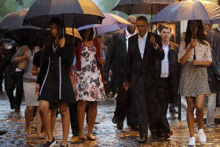 
	O presidente americano Barack Obama e sua fam&iacute;lia em Cuba: assessores disseram que Obama ir&aacute; incentivar a ado&ccedil;&atilde;o de mais reformas econ&ocirc;micas
 (Carlos Barria/ Reuters)