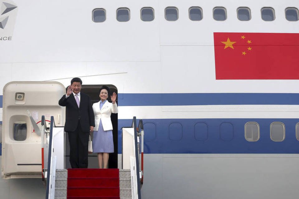 
	O presidente chin&ecirc;s Xi Jinping e sua esposa chegam em Singapura: o encontro hist&oacute;rico &eacute; um primeiro passo para a normaliza&ccedil;&atilde;o das rela&ccedil;&otilde;es entre os dois pa&iacute;ses
 (Ong Wee Jin / Reuters)