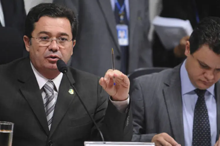 
	O presidente da CPMI do Cachoeira, senador Vital do R&ecirc;go, e o relator, deputado Odair Cunha: o senador dispensou os dois r&eacute;us
 (Wilson Dias/ABr)