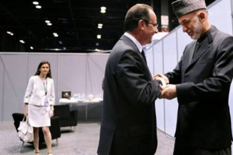 O presidente francês, François Hollande, conversa com o presidente afegão Hamid Karzai no McCormick Place
 (Olivier Douliery/AFP)