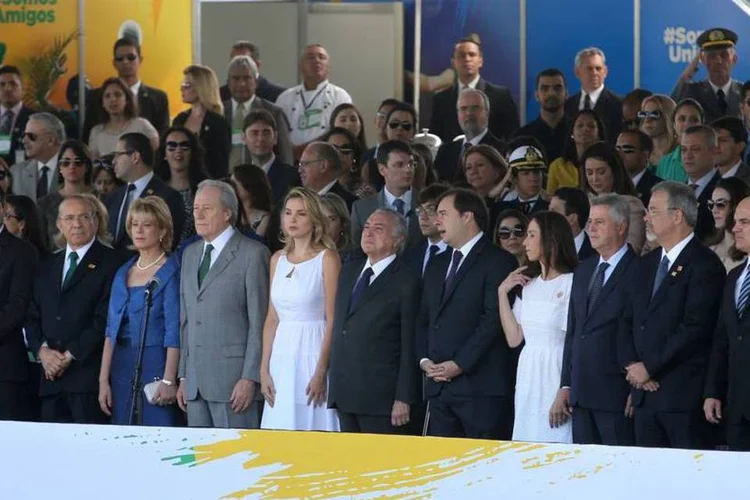 O presidente Michel Temer e a primeira-dama Marcela Temer durante desfile de 7 de Setembro, na Esplanada dos Ministérios. Participam da solenidade (da esquerda para direita) os ministros Eliseu Padilha, chefe da Casa Civil, Ricardo Lewandowski, presidente do STF, Rodrigo Maia, presidente da Câmara dos Deputados, Rodrigo Rollemberg, governador do DF e ministros Raul Jungmann, da Defesa, e Alexandre de Moraes, da Justiça (Wilson Dias/Agência Brasil)