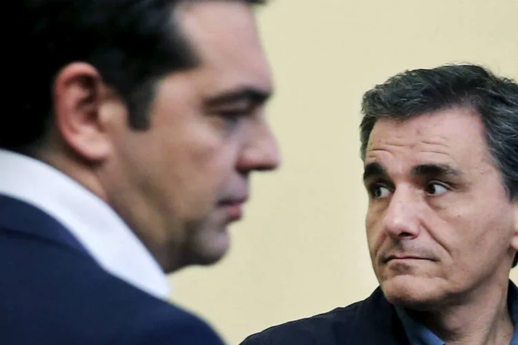 
	Alexis Tsipras e Euclid Tsakalotos: Tsakalotos estava no comando das Finan&ccedil;as quando a Gr&eacute;cia e seus credores assinaram um acordo
 (Reuters)