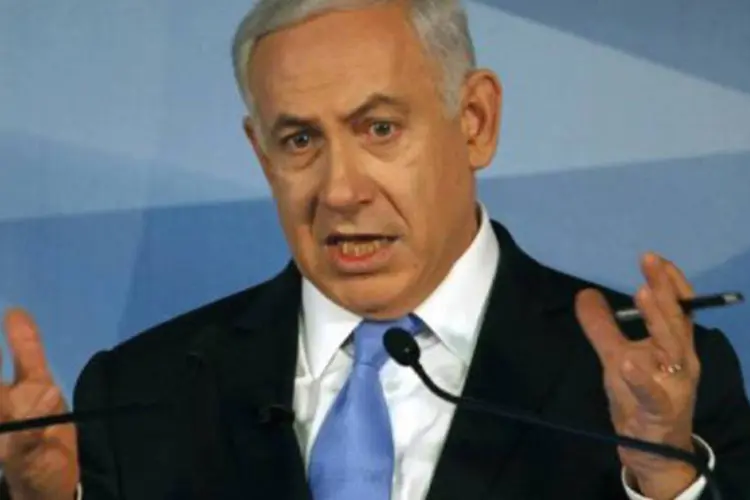 O primeiro-ministro israelense, Benjamin Netanyahu, conseguiu na madrugada um acordo com o principal partido opositor, Kadima (centro-direita), liderado por Shaul Mofaz, com o qual forma o Executivo mais amplo da história do país, com 94 dos 120 deputados (Gali Tibbon/AFP)