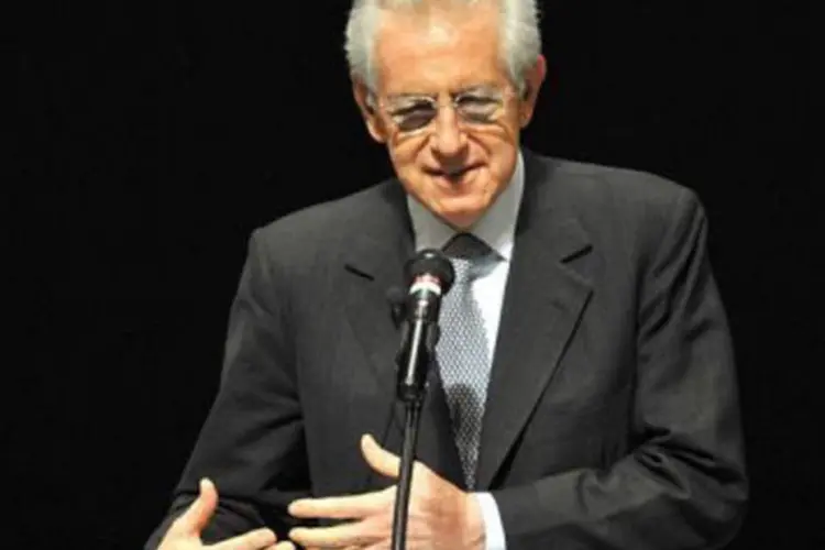 Monti: "certamente, se o pai e a mãe da Eurozona não respeitam as regras, não se pode esperar que (países como) a Grécia faça isto" (Kazuhiro Nogi/AFP)