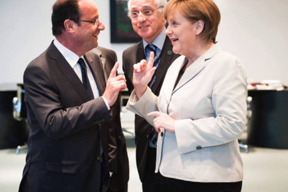 Merkel e Hollande querem permanência da Grécia no euro